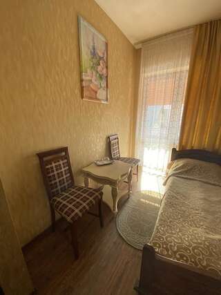 Отель Готель «Вишневий Сад» Мукачево Двухместный номер с 2 отдельными кроватями и балконом-3